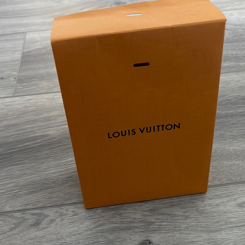 Louis Vuitton gift bag size 8,5”x6”x3”